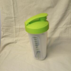 NEW Tupperware Quick Shake